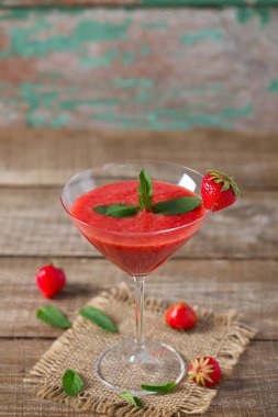 ahşap yüzey üzerinde çilek güler yüzlü