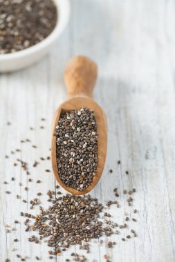 Ahşap yüzeyde chia tohumları