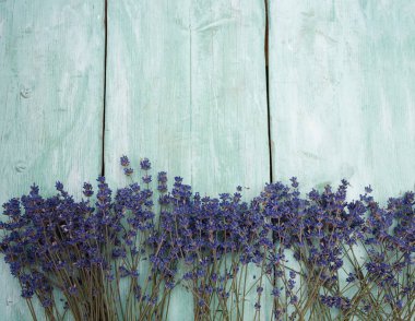 lavanta çiçekleri ahşap yüzey üzerinde