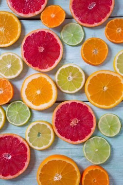 Narenciye meyve dilimleri turkuaz arka plan üzerinde