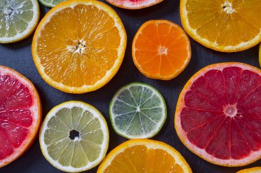 Koyu yüzeyde narenciye dilimleri