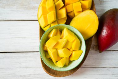 Mango meyve ahşap yüzey üzerinde