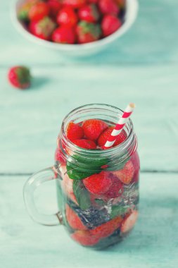 ahşap yüzey üzerinde taze çilek limonata