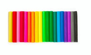 Beyaz arkaplanda renkli oyun hamuru