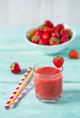 ahşap yüzey üzerinde çilek güler yüzlü