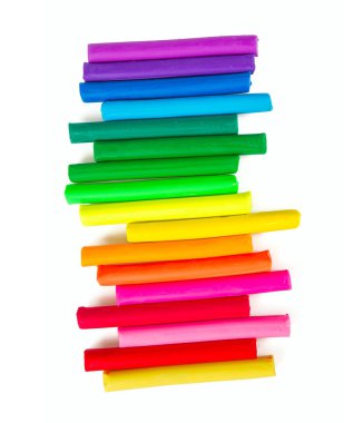 Beyaz arkaplanda renkli oyun hamuru