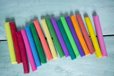 Turkuaz ahşap yüzeyde oyun hamuru