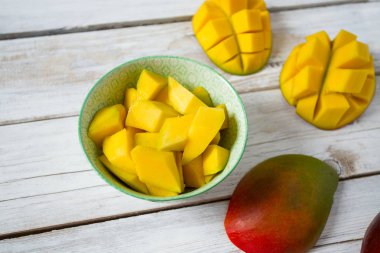 Mango meyve ahşap yüzey üzerinde