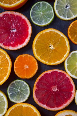 Koyu yüzeyde narenciye dilimleri