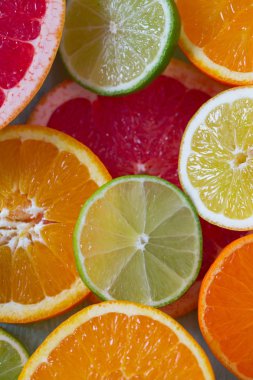 Narenciye meyve dilimleri turkuaz arka plan üzerinde