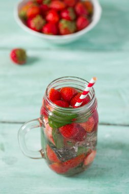 ahşap yüzey üzerinde taze çilek limonata