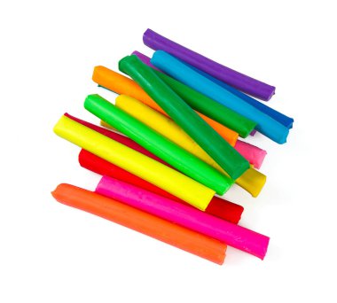 Beyaz arkaplanda renkli oyun hamuru