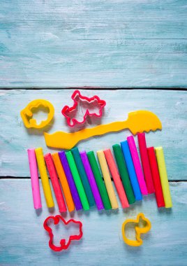 Turkuaz ahşap yüzeyde oyun hamuru