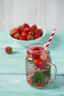 ahşap yüzey üzerinde çilek limonata