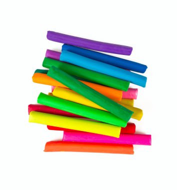 Beyaz arkaplanda renkli oyun hamuru