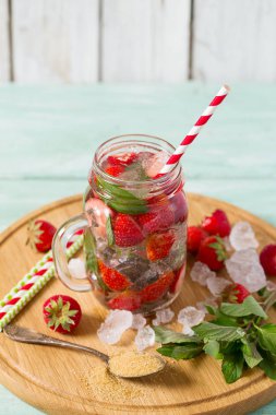 ahşap yüzey üzerinde taze çilek limonata