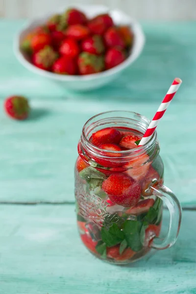 Ahşap Yüzey Üzerinde Çilek Limonata — Stok fotoğraf