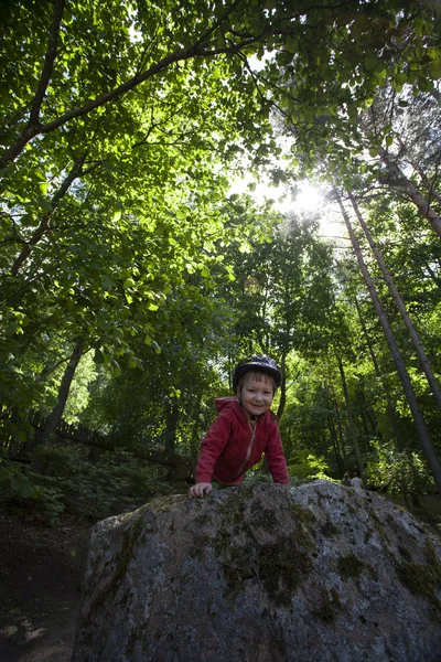 Bonito Ano Idade Menino Uma Enorme Pedra Parque — Fotografia de Stock