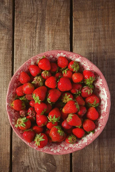 Erdbeeren Auf Einer Holzoberfläche Nahaufnahme — Stockfoto