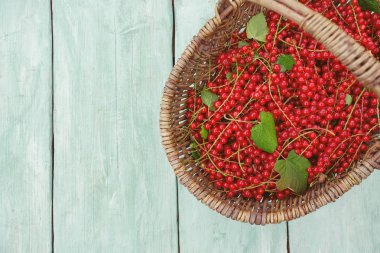 Ahşap yüzeyde kırmızı frenk üzümü