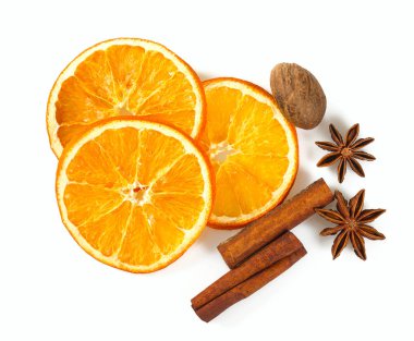 Kurutulmuş portakal ve baharat üzerine beyaz izole
