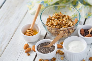 Tahta yüzeyde tahılla kahvaltı