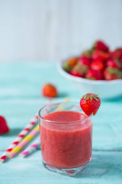 ahşap yüzey üzerinde çilek güler yüzlü