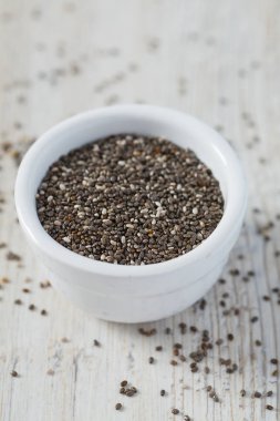 Ahşap yüzeyde chia tohumları