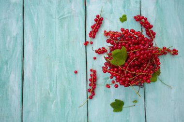 Ahşap yüzeyde kırmızı frenk üzümü