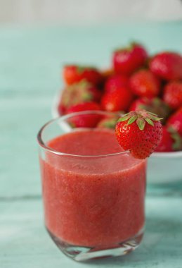 ahşap yüzey üzerinde çilek güler yüzlü