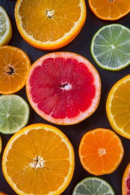 Koyu yüzeyde narenciye dilimleri