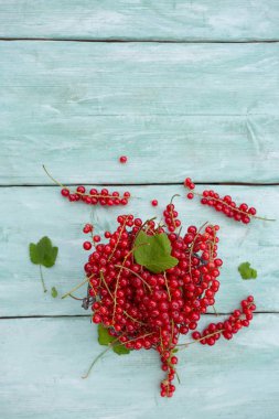 Ahşap yüzeyde kırmızı frenk üzümü