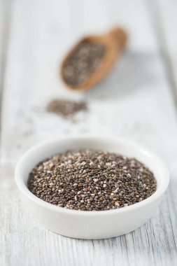 Ahşap yüzeyde chia tohumları