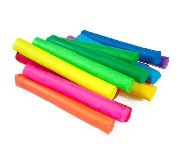 Beyaz arkaplanda renkli oyun hamuru