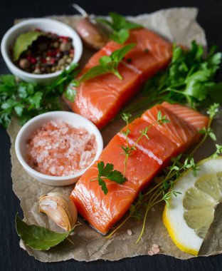 kara taş yüzeyi taze somon fileto