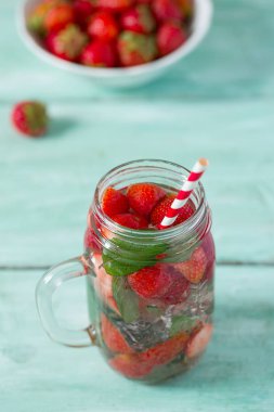 ahşap yüzey üzerinde çilek limonata