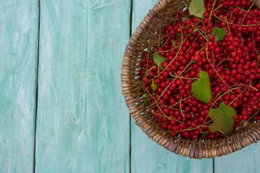 Ahşap yüzeyde kırmızı frenk üzümü