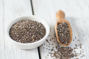 Ahşap yüzeyde chia tohumları