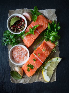 kara taş yüzeyi taze somon fileto