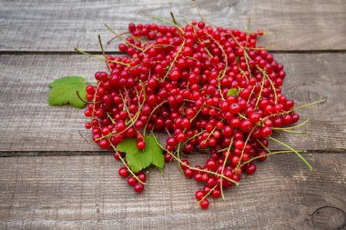 Ahşap yüzeyde kırmızı frenk üzümü