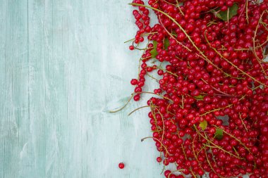 Ahşap yüzeyde kırmızı frenk üzümü