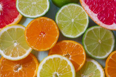 Narenciye meyve dilimleri turkuaz arka plan üzerinde