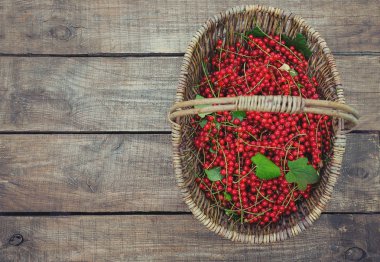 Ahşap yüzeyde kırmızı frenk üzümü