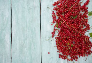 Ahşap yüzeyde kırmızı frenk üzümü