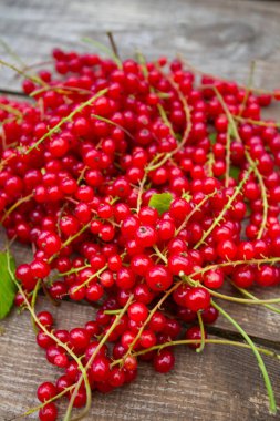 Ahşap yüzeyde kırmızı frenk üzümü