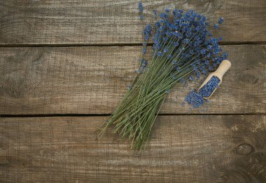 lavanta çiçekleri ahşap yüzey üzerinde