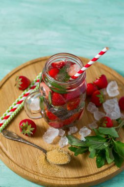 ahşap yüzey üzerinde çilek limonata