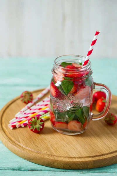 Ahşap Yüzey Üzerinde Çilek Limonata — Stok fotoğraf