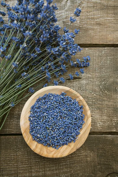 Flores Lavanda Superfície Madeira — Fotografia de Stock