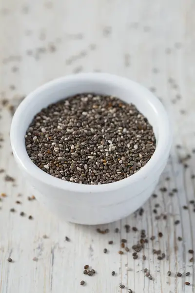 Ahşap yüzeyde chia tohumları